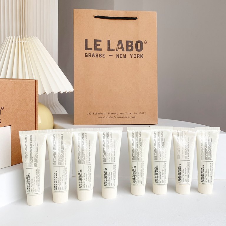 Original qualityLaboratory hand cream eight-piece set! 55ml × 8 with gift bag. The new series of Christmas models limited edition hand cream set, the only one scent personality unique temperament of hand cream.LeLabo spe