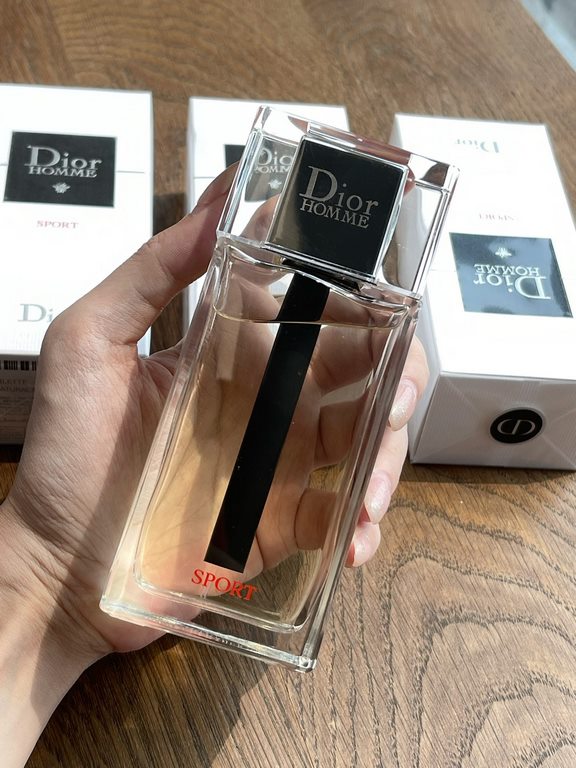 Original qualityDior untamed sports edt eau de toilette for men 125mlThe aim is to create an ideal boyfriend fragrance, wantonly waving wine sexy and charming temperament, straightforward and powerful to show the contemp