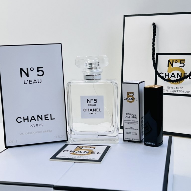 Original qualityChanel No. 5 two-piece set! Comes with gift bag. Contains white No.5 perfume eau de toilette 100ml, n5 pressed lipstick 147#.