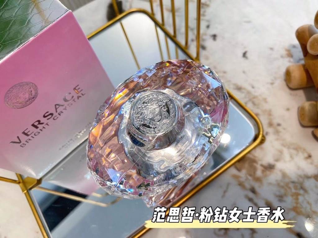 Original quality versace Versace Pink Diamonds      Don't be afraid of being too young when you hear about girly fragrances.From 18 to 30  can be easily handledThis Versace Diamond is sweet but not too sweet.Elegant like