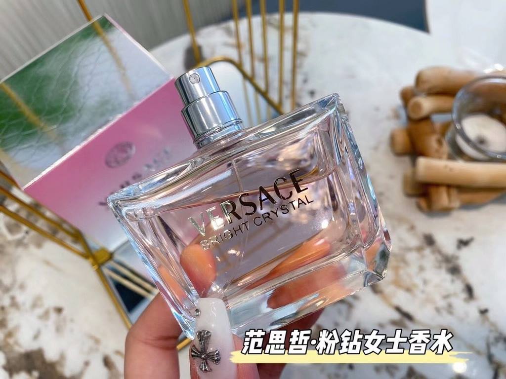 Original quality versace Versace Pink Diamonds      Don't be afraid of being too young when you hear about girly fragrances.From 18 to 30  can be easily handledThis Versace Diamond is sweet but not too sweet.Elegant like