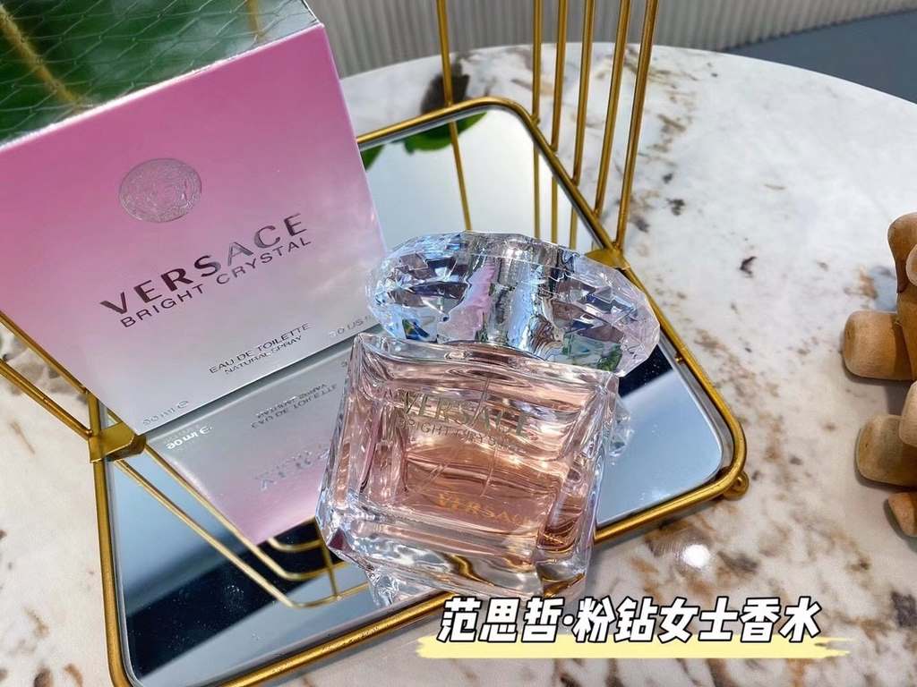 Original quality versace Versace Pink Diamonds      Don't be afraid of being too young when you hear about girly fragrances.From 18 to 30  can be easily handledThis Versace Diamond is sweet but not too sweet.Elegant like