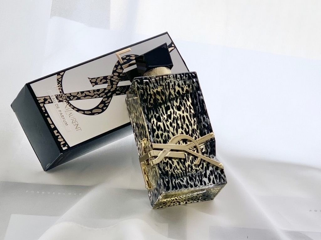 Original qualitySaint Laurent limited edition leopard perfume 90ml   leopard carton appearance let me smell a touch of wild, never out of fashion leopard print is really classic, once again captured my heart ~ this bottl