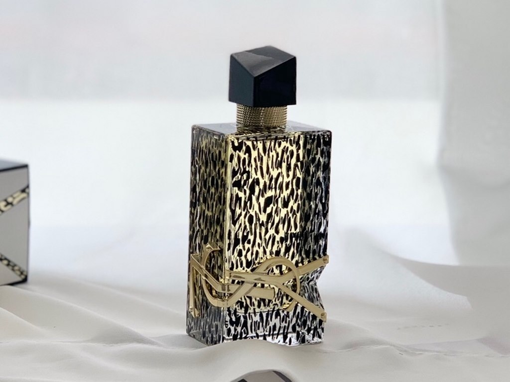 Original qualitySaint Laurent limited edition leopard perfume 90ml   leopard carton appearance let me smell a touch of wild, never out of fashion leopard print is really classic, once again captured my heart ~ this bottl