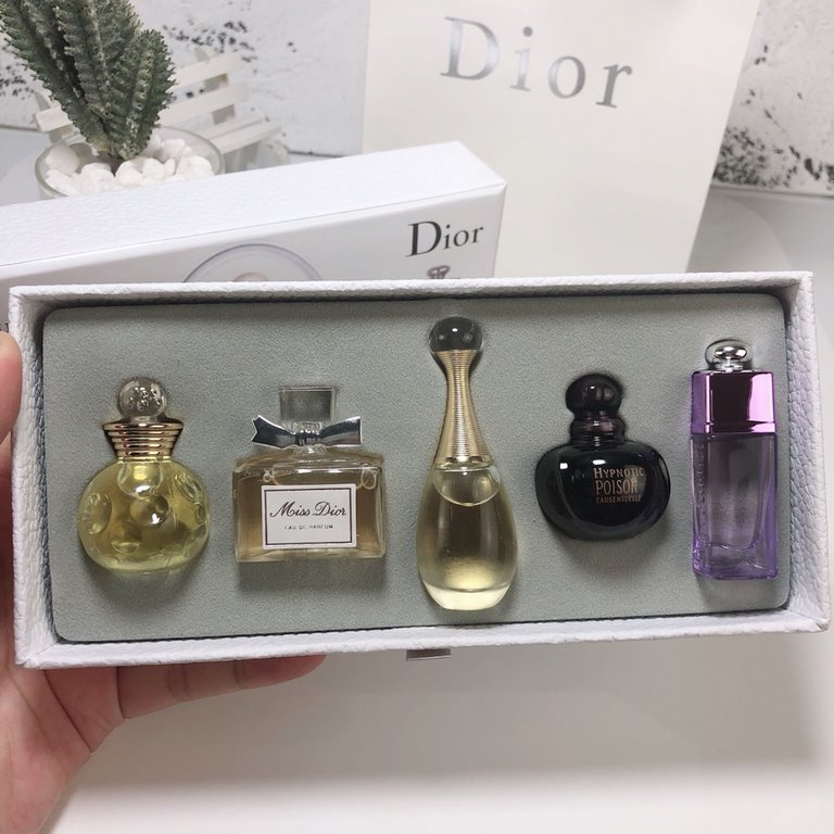 Original qualityDior perfume five-piece set 5ml  5 支  ，Small Di perfume five-piece set   Set includes 1. EDT Dior Red Poison female fragrance! Fragrance notes spicy floral and fruity notes! 2.EDT Dior Miss Sweetheart fra