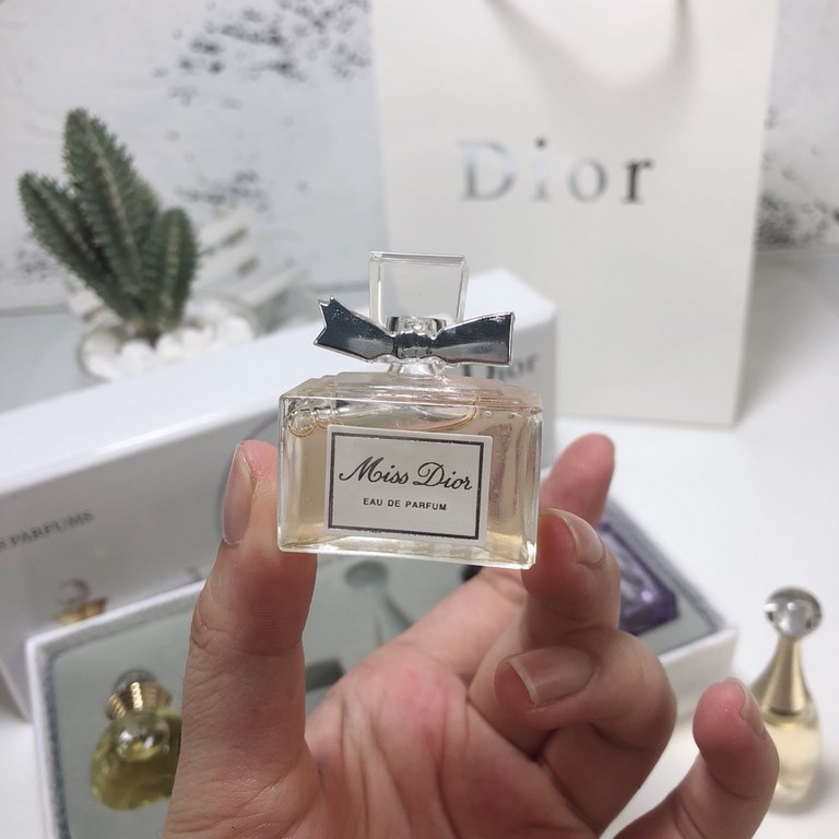 Original qualityDior perfume five-piece set 5ml  5 支  ，Small Di perfume five-piece set   Set includes 1. EDT Dior Red Poison female fragrance! Fragrance notes spicy floral and fruity notes! 2.EDT Dior Miss Sweetheart fra