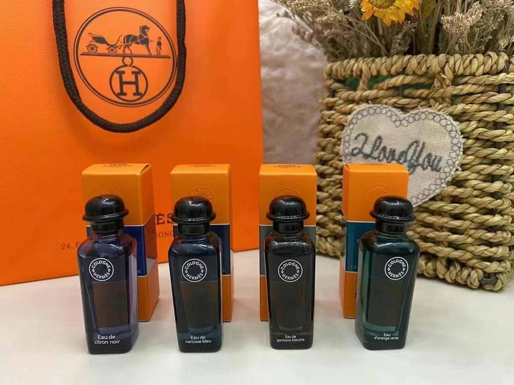 Original qualityHermes Q cologne 7.5ml flavor pink grapefruit, black citron cologne, bloody rhubarb, golden orange blossom, blue narcissus, snow white gentian, orange green cologne, ambergris citrus.