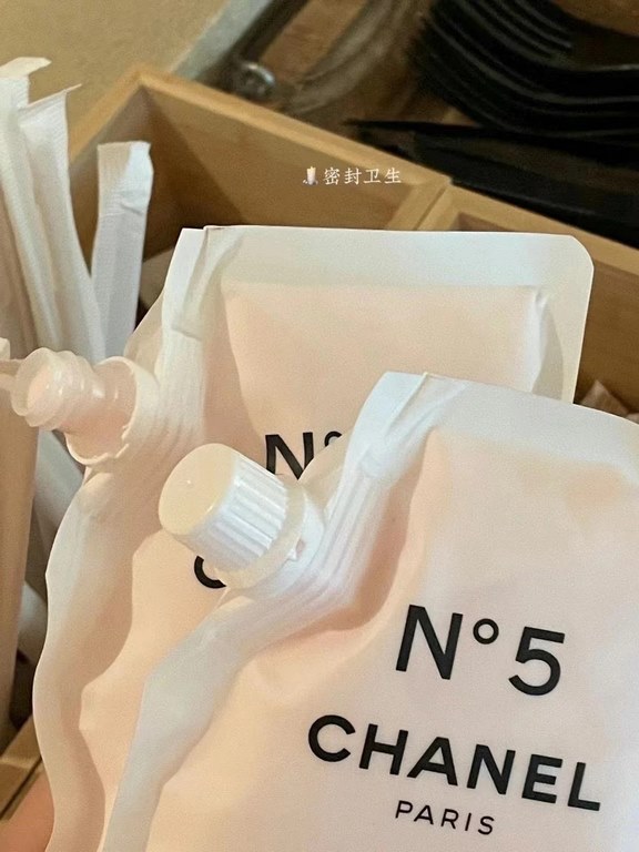 Original quality (Xiao Xiang n5 body milk bag 200ml)   is that kind of advanced ready-to-wear store fragrance flavor, completely not greasy not punch not pungent, the front tone is a light baby milk fragrance, the flavor