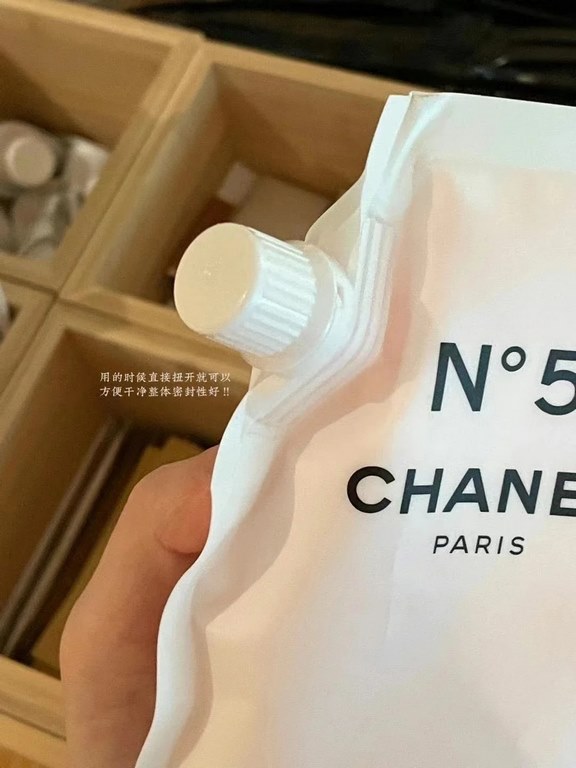 Original quality (Xiao Xiang n5 body milk bag 200ml)   is that kind of advanced ready-to-wear store fragrance flavor, completely not greasy not punch not pungent, the front tone is a light baby milk fragrance, the flavor