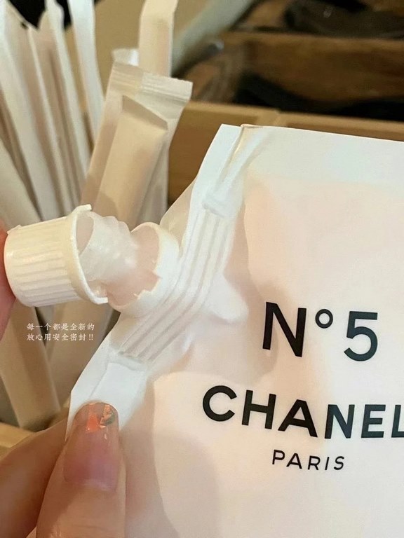 Original quality (Xiao Xiang n5 body milk bag 200ml)   is that kind of advanced ready-to-wear store fragrance flavor, completely not greasy not punch not pungent, the front tone is a light baby milk fragrance, the flavor