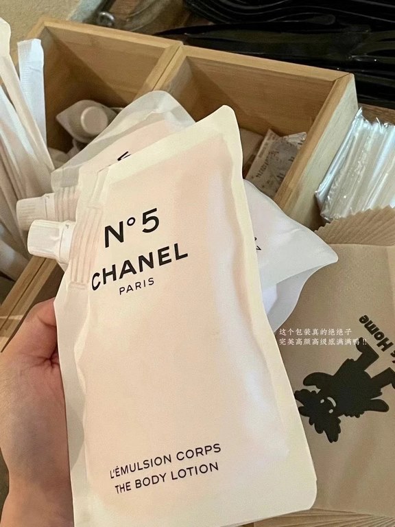 Original quality (Xiao Xiang n5 body milk bag 200ml)   is that kind of advanced ready-to-wear store fragrance flavor, completely not greasy not punch not pungent, the front tone is a light baby milk fragrance, the flavor