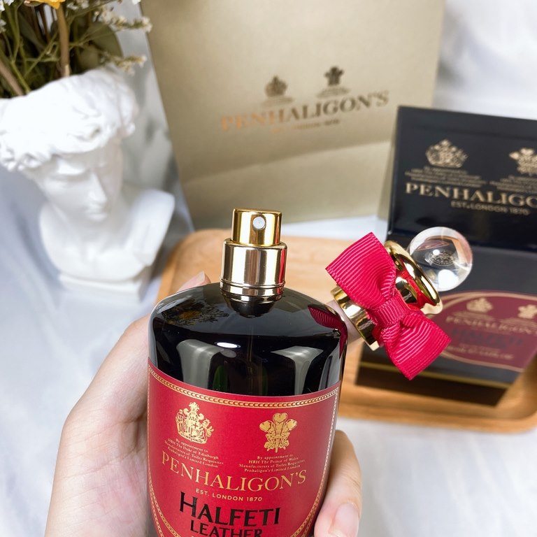 Original qualityBlack Rose Leather Perfume Penhaligon's Penhaligon's Halfeti Leather Black Rose Leather Perfume 1mlThis is a deep fragrance with oriental notes, based on woody and spicy roses. This is a variation of the 