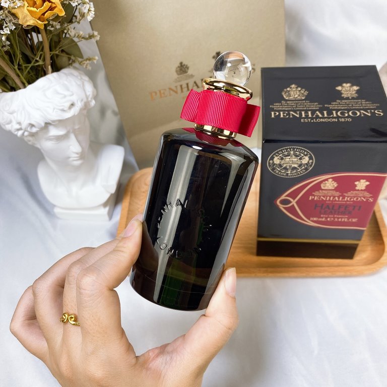 Original qualityBlack Rose Leather Perfume Penhaligon's Penhaligon's Halfeti Leather Black Rose Leather Perfume 1mlThis is a deep fragrance with oriental notes, based on woody and spicy roses. This is a variation of the 