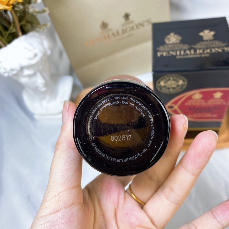 Original qualityBlack Rose Leather Perfume Penhaligon's Penhaligon's Halfeti Leather Black Rose Leather Perfume 1mlThis is a deep fragrance with oriental notes, based on woody and spicy roses. This is a variation of the 