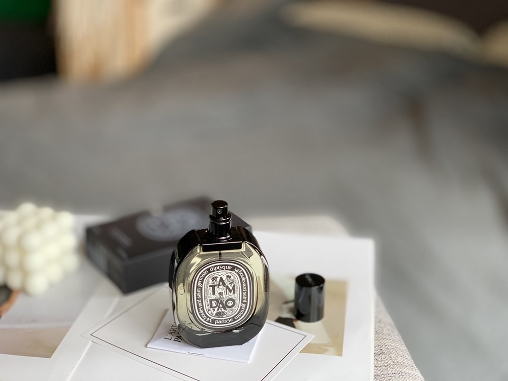 Original qualityDiptyque Zendo (Black Label) Intense PerfumeDiptyque Tiptyque Sandalwood (Black Label) Intense Fragrance 75mlFragrance Woody FloralTop note Rose Myrtle CypressMiddle Note Sandalwood CedarBase note Spice A