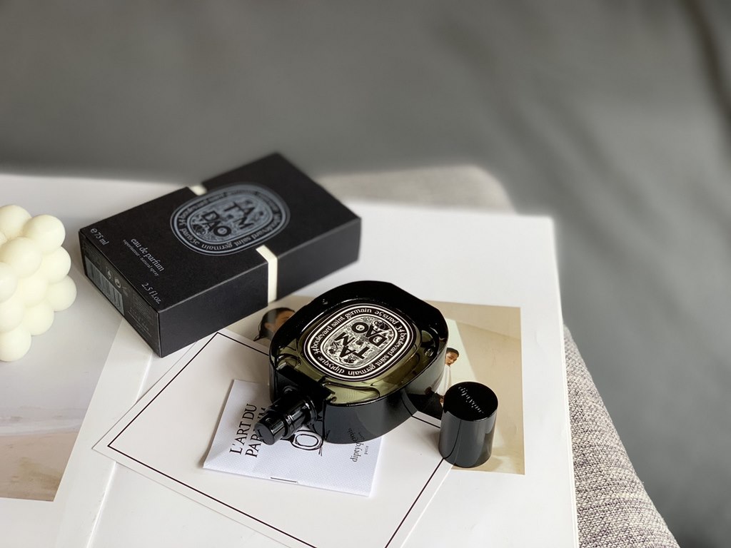 Original qualityDiptyque Zendo (Black Label) Intense PerfumeDiptyque Tiptyque Sandalwood (Black Label) Intense Fragrance 75mlFragrance Woody FloralTop note Rose Myrtle CypressMiddle Note Sandalwood CedarBase note Spice A