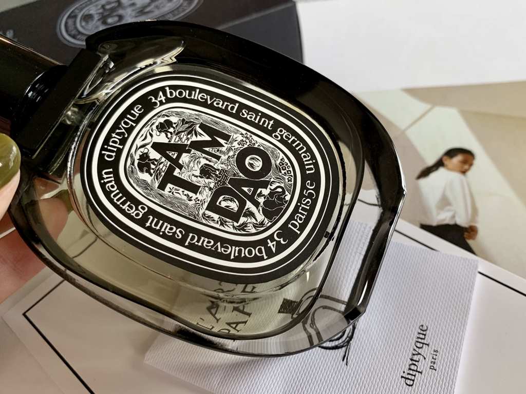 Original qualityDiptyque Zendo (Black Label) Intense PerfumeDiptyque Tiptyque Sandalwood (Black Label) Intense Fragrance 75mlFragrance Woody FloralTop note Rose Myrtle CypressMiddle Note Sandalwood CedarBase note Spice A