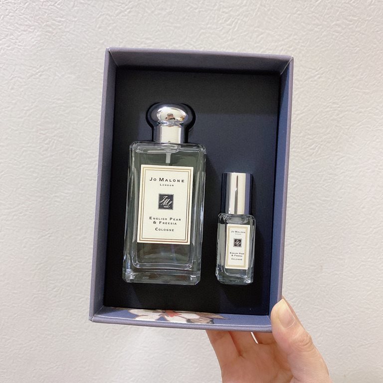 Original quality(Zumarone Limited Edition Gift Box Illustrated Perfume 2 Piece Set)   Zumarone Perfume 2 Piece 100ml 9ml Gift Box, In Stock  4  Flavors  Bluebell, English Pear, Sea Salt, Blackberry!!!! It's only summer s