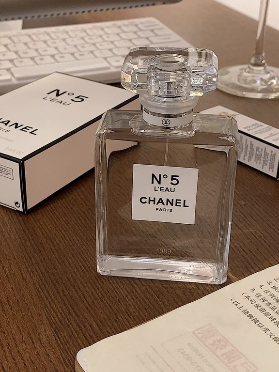 Original qualityChanel No. 5 two-piece set! Comes with gift bag. Contains white No.5 perfume eau de toilette 100ml, n5 pressed lipstick 147#.