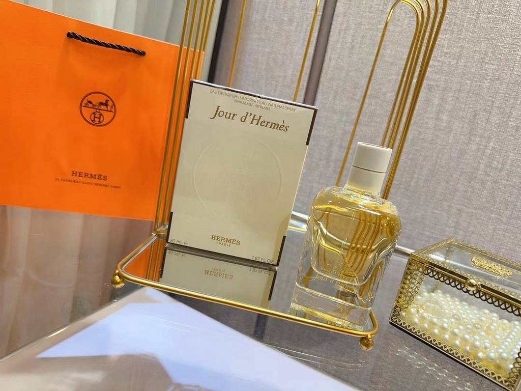 Original qualityHermes A Day in the Life of Hermes (Hermes Lights) hermesjoul dhermestop note grapefruit lemonadeMiddle note gardenia fragrant peas green leaves white flower system after the note musk woody fragranceA bo