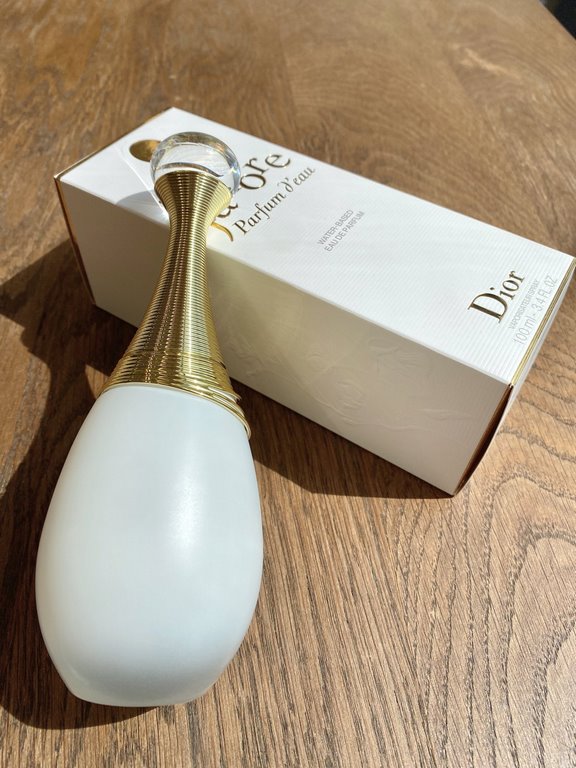 The first time you see the liquid color of the perfume is milky white, which is derived from Dio's new nano emulsification technology, where water and flower essential oils are refined to form a pure color.In the composi