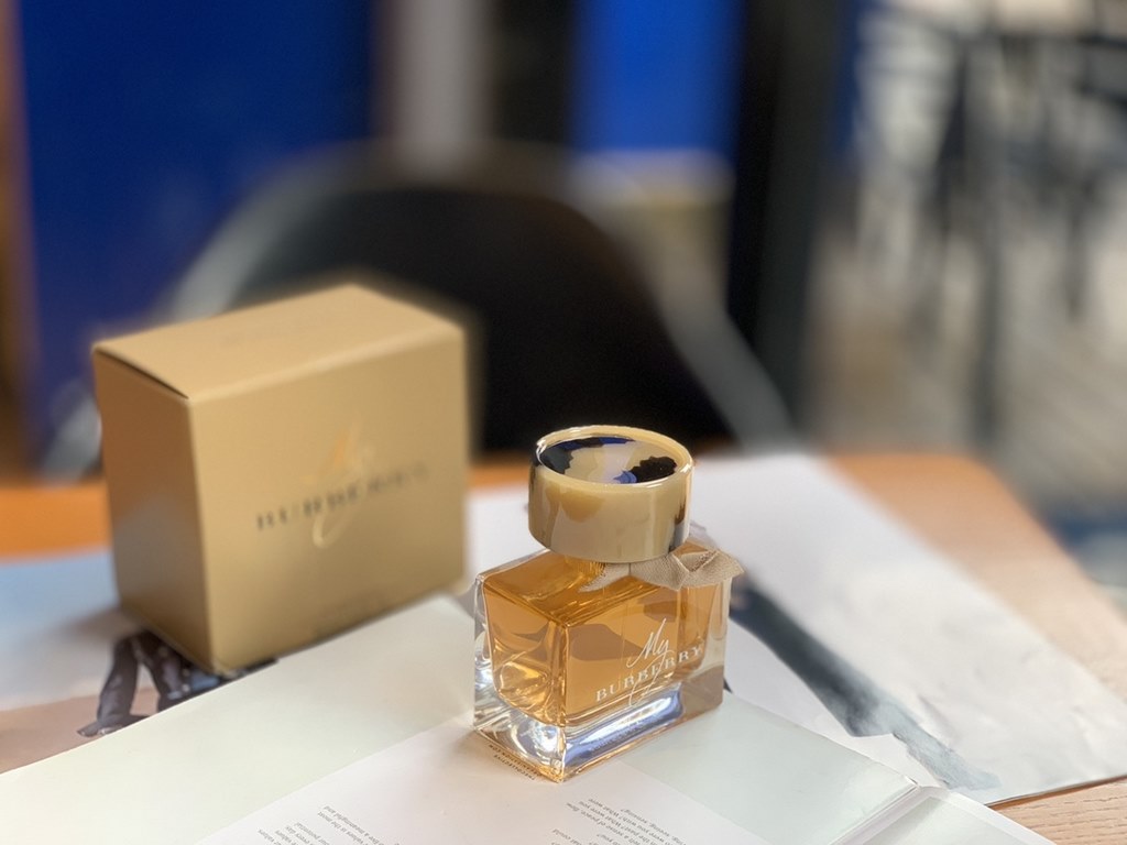 Original quality burberry my burberry my burberry for women yellow perfume 90mlFragrance Floraltop notes sweet pea, bergamotMiddle notes geranium leaves, freesia, golden quinceBase notes damask rose, rose of a thousand l