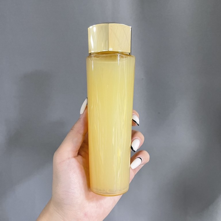 Original quality(Guerlain 25X Emperor Bee Water 150ml)   New Guerlain 25X Emperor Bee Toner Whether it's the new version or the old version, this product is positioned as an essence water, basic moisturizing with a resto