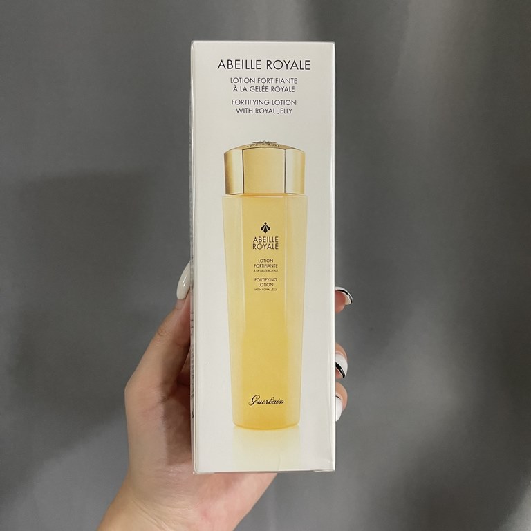 Original quality(Guerlain 25X Emperor Bee Water 150ml)   New Guerlain 25X Emperor Bee Toner Whether it's the new version or the old version, this product is positioned as an essence water, basic moisturizing with a resto