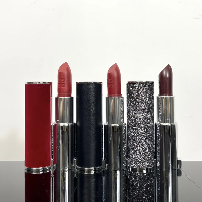 Original qualityGivenchy lambskin lipstick three-piece set with leather bag!1 Mainly this bag value is too available! Color N37   N333   N02, two are very practical big hit color! As a set box is too conscientious!N02 af