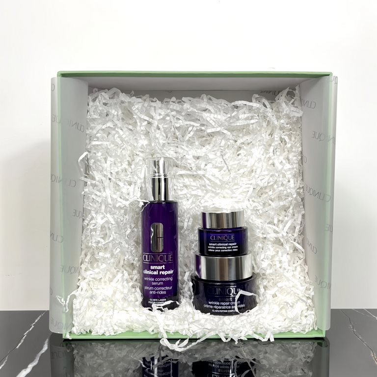 Original qualityClinique Violet Light Anti-Aging 3-Piece Set  With Gift Bag  Clinique Gift Box 3-Piece Set containsClinique Violet Light Eye Cream 15ml Clinique Violet Light Facial Cream 50ml Clinique Violet Light Essenc