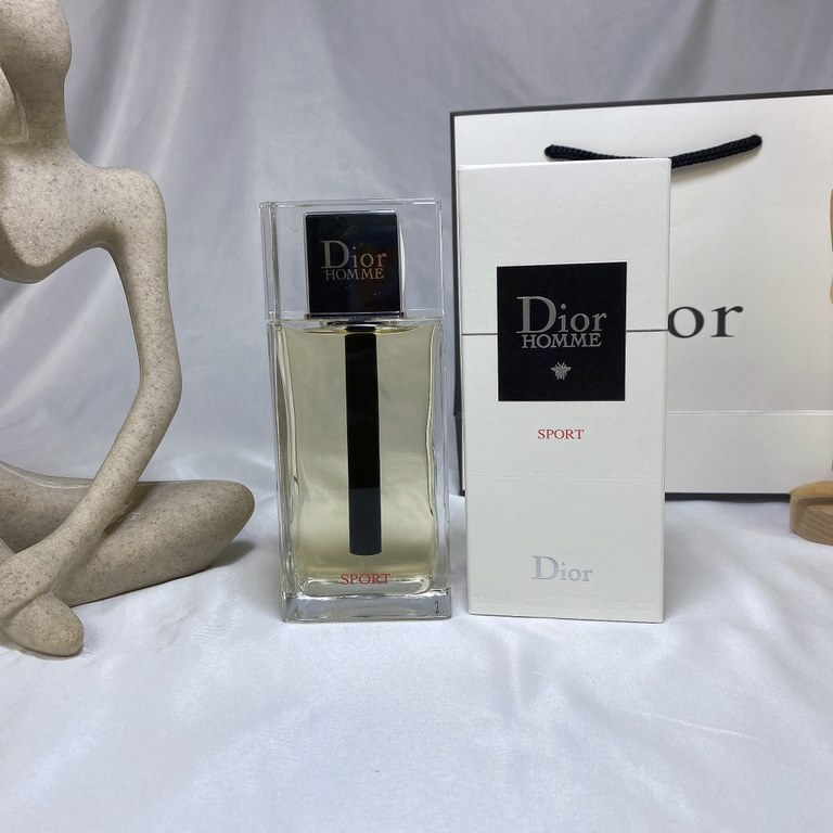 Original quality (Dior Jie ardent edt men's eau de toilette black cover 125ml)   bold and fearless elegance of the tone of the original fragrance 昋 creations, both freshness and woody notes, such as water-like ease, the 