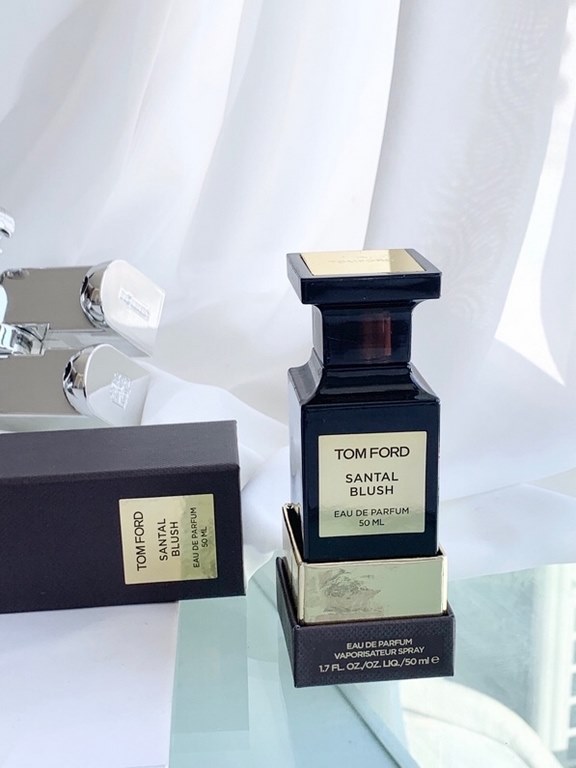 Original qualitytom ford santal blush sandalwood  by many people praise a enchanting sandalwood 50mltom ford santal blush Huma Red Sandalwood (Alias Falling Wood Flying Haze)    One flower, one world, one wood, one float