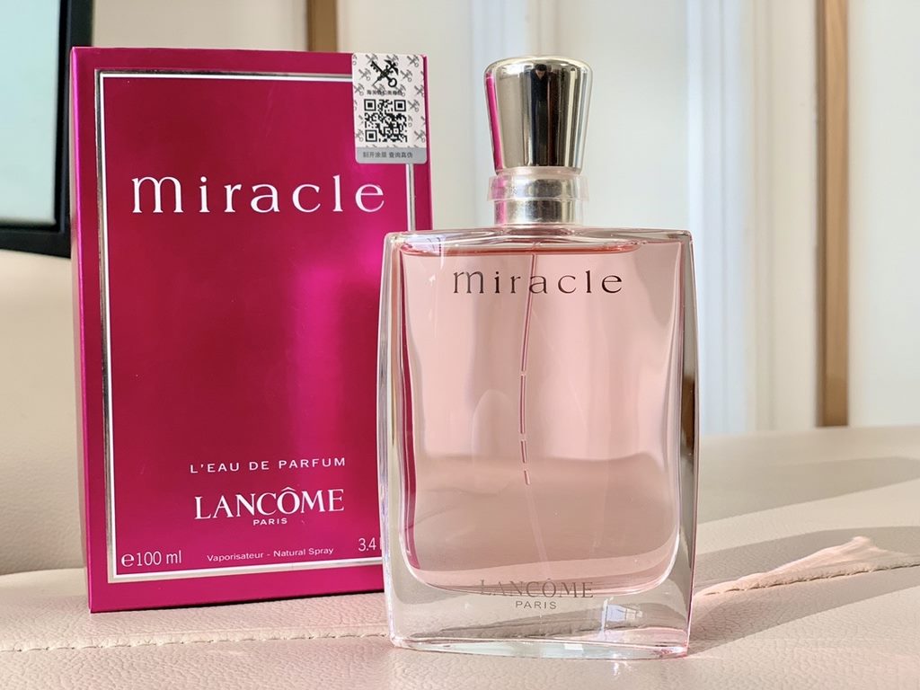 Original qualityLancme Miracle Perfume fragrance is a fresh fruity floral note   front flavor small iris, lychee middle flavor green ginger, magnolia, pepper after taste amber, musk, jasmine, rose sprayed on the clothes,