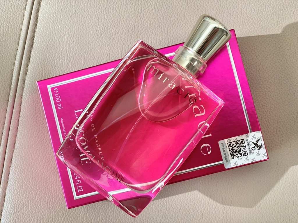 Original qualityLancme Miracle Perfume fragrance is a fresh fruity floral note   front flavor small iris, lychee middle flavor green ginger, magnolia, pepper after taste amber, musk, jasmine, rose sprayed on the clothes,