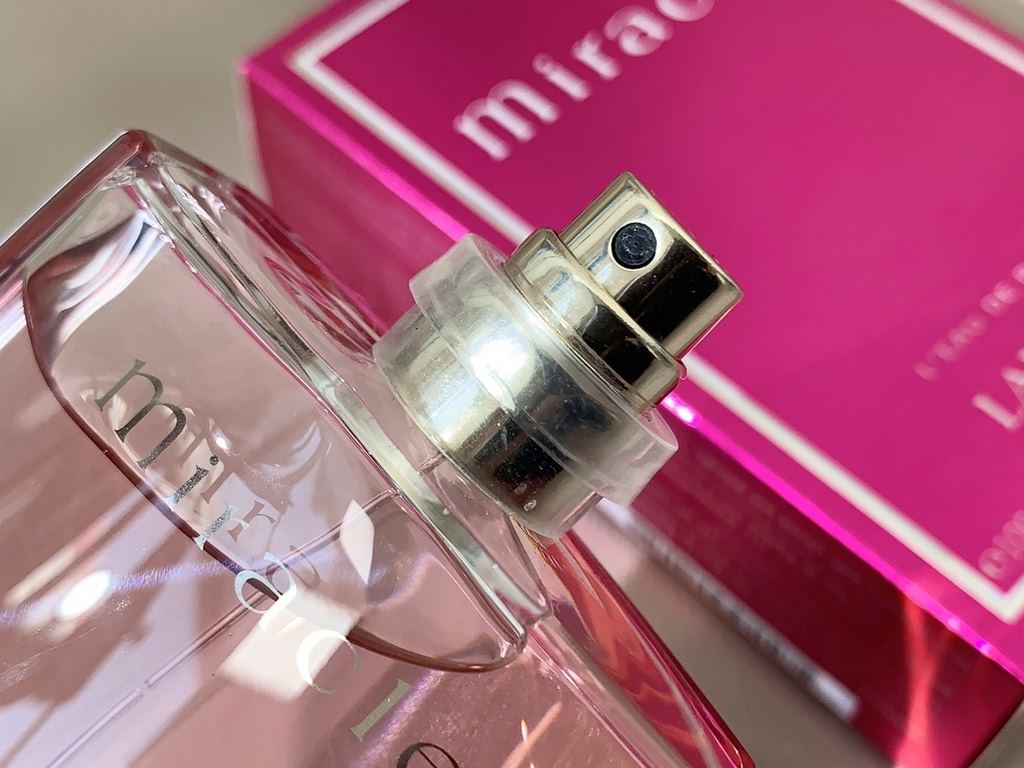 Original qualityLancme Miracle Perfume fragrance is a fresh fruity floral note   front flavor small iris, lychee middle flavor green ginger, magnolia, pepper after taste amber, musk, jasmine, rose sprayed on the clothes,