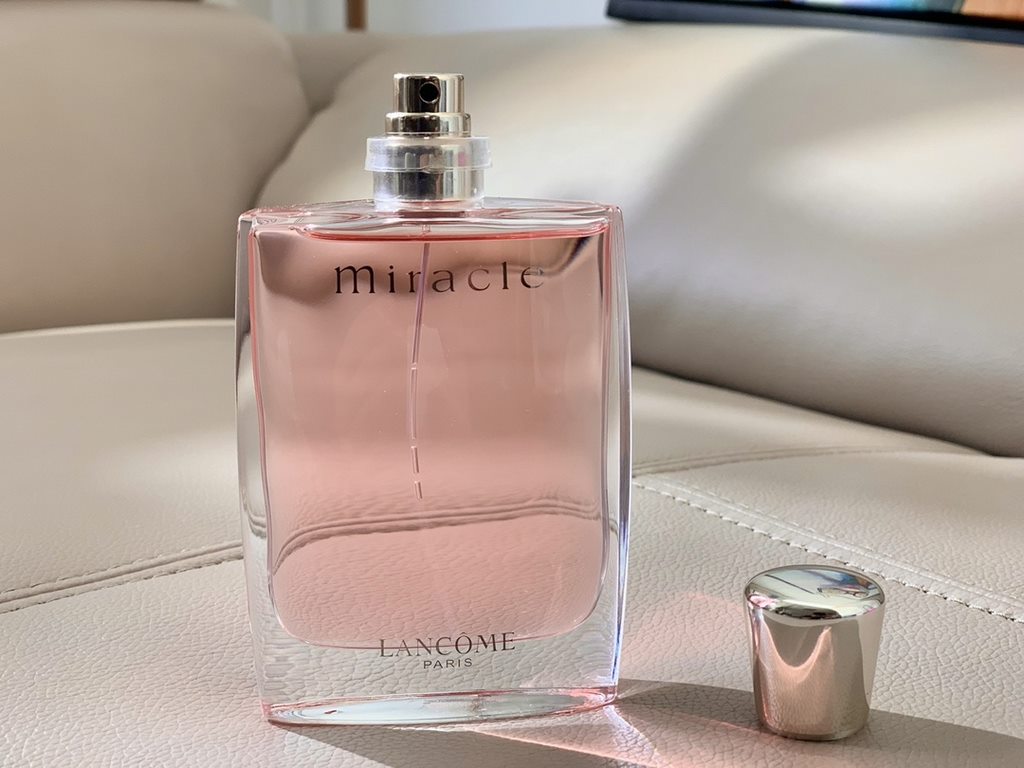 Original qualityLancme Miracle Perfume fragrance is a fresh fruity floral note   front flavor small iris, lychee middle flavor green ginger, magnolia, pepper after taste amber, musk, jasmine, rose sprayed on the clothes,