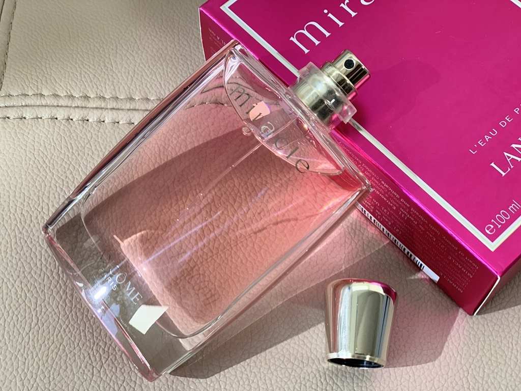 Original qualityLancme Miracle Perfume fragrance is a fresh fruity floral note   front flavor small iris, lychee middle flavor green ginger, magnolia, pepper after taste amber, musk, jasmine, rose sprayed on the clothes,