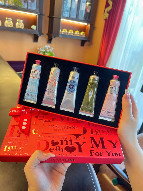 Original qualityL'Occitane hand cream five-piece love box! 30ml × 5 with gift bag. In the fall must L'Occitane, by the way, save money on perfume, as the saying goes hand is a girl's second face, spend exorbitant prices 