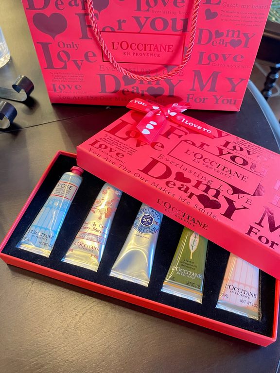 Original qualityL'Occitane hand cream five-piece love box! 30ml × 5 with gift bag. In the fall must L'Occitane, by the way, save money on perfume, as the saying goes hand is a girl's second face, spend exorbitant prices 