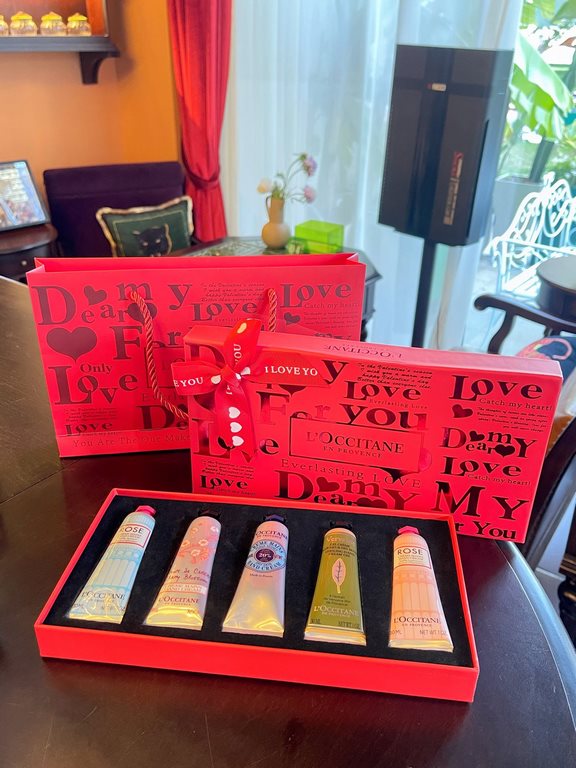 Original qualityL'Occitane hand cream five-piece love box! 30ml × 5 with gift bag. In the fall must L'Occitane, by the way, save money on perfume, as the saying goes hand is a girl's second face, spend exorbitant prices 