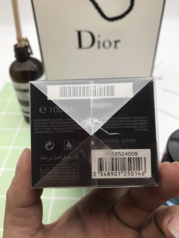 Brand Dior Absence of the wild men's perfumeFragrance FuchsiaTop notes pepper, bergamotMiddle Note Stork Lavender Pepper Elemi Pink Pepper Vetiver PatchouliBase notes Cedarwood, Ambergris BitternessAttributes Men's Fragr