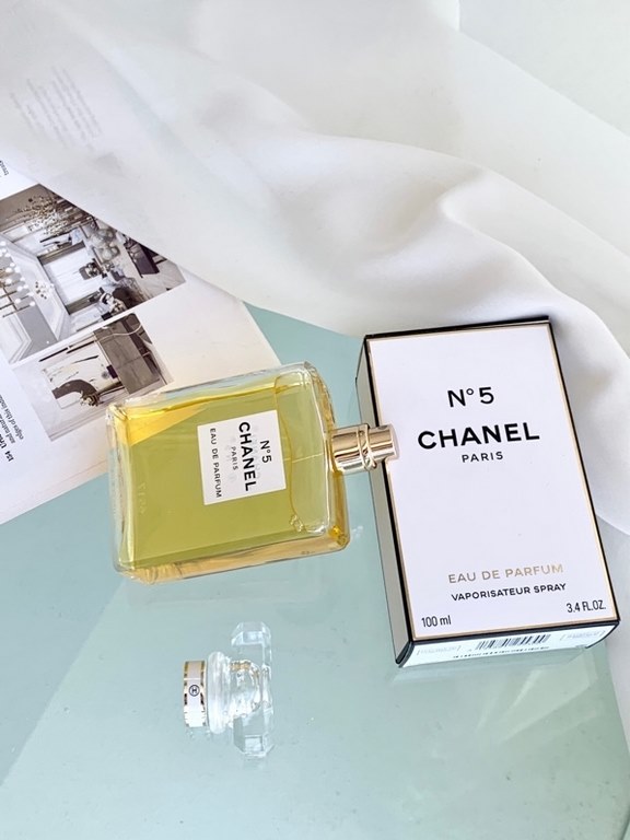 Original qualitychanel chanel no. 5 perfume edp is the world's first acetaldehyde floral perfume, more than 80 kinds of ingredients skillfully combined into this classic fragrance. The delicate floral scent sets off the 