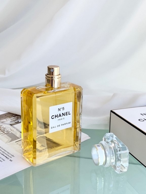 Original qualitychanel chanel no. 5 perfume edp is the world's first acetaldehyde floral perfume, more than 80 kinds of ingredients skillfully combined into this classic fragrance. The delicate floral scent sets off the 