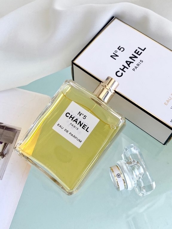 Original qualitychanel chanel no. 5 perfume edp is the world's first acetaldehyde floral perfume, more than 80 kinds of ingredients skillfully combined into this classic fragrance. The delicate floral scent sets off the 