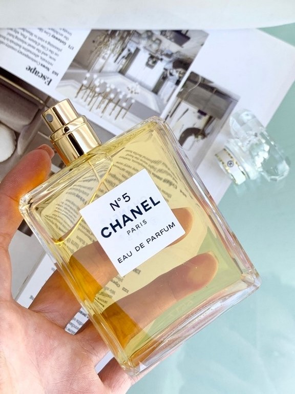 Original qualitychanel chanel no. 5 perfume edp is the world's first acetaldehyde floral perfume, more than 80 kinds of ingredients skillfully combined into this classic fragrance. The delicate floral scent sets off the 