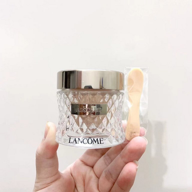 Original quality(Lancme Essence of Nobility Foundation 35ml)   2 colors 100# Ceramic White, 110# Ivory White   The value of the diamond bottle is very high!I didn't expect to feel so amazing!It's a fine creamy texture th