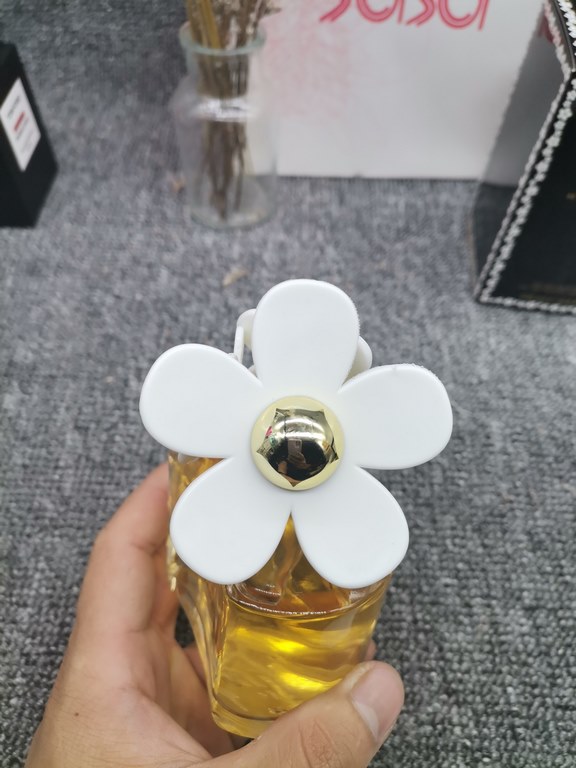 Mojai Daisy 100MLFragrance Woody FloralTop Note Violet Leaf Grapefruit StrawberryMiddle Note Gardenia Violet JasmineBase Note Musk Woody VanillaProperties：Women's FragrancePerfumer Alberto MorillasTags white floral fat p