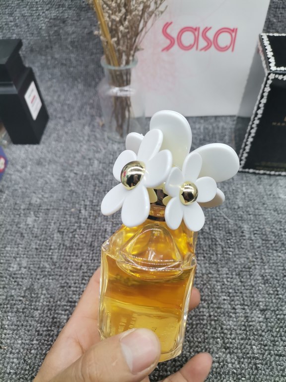 Mojai Daisy 100MLFragrance Woody FloralTop Note Violet Leaf Grapefruit StrawberryMiddle Note Gardenia Violet JasmineBase Note Musk Woody VanillaProperties：Women's FragrancePerfumer Alberto MorillasTags white floral fat p