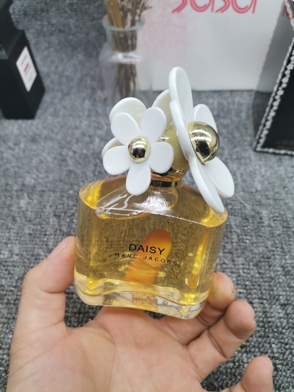 Mojai Daisy 100MLFragrance Woody FloralTop Note Violet Leaf Grapefruit StrawberryMiddle Note Gardenia Violet JasmineBase Note Musk Woody VanillaProperties：Women's FragrancePerfumer Alberto MorillasTags white floral fat p