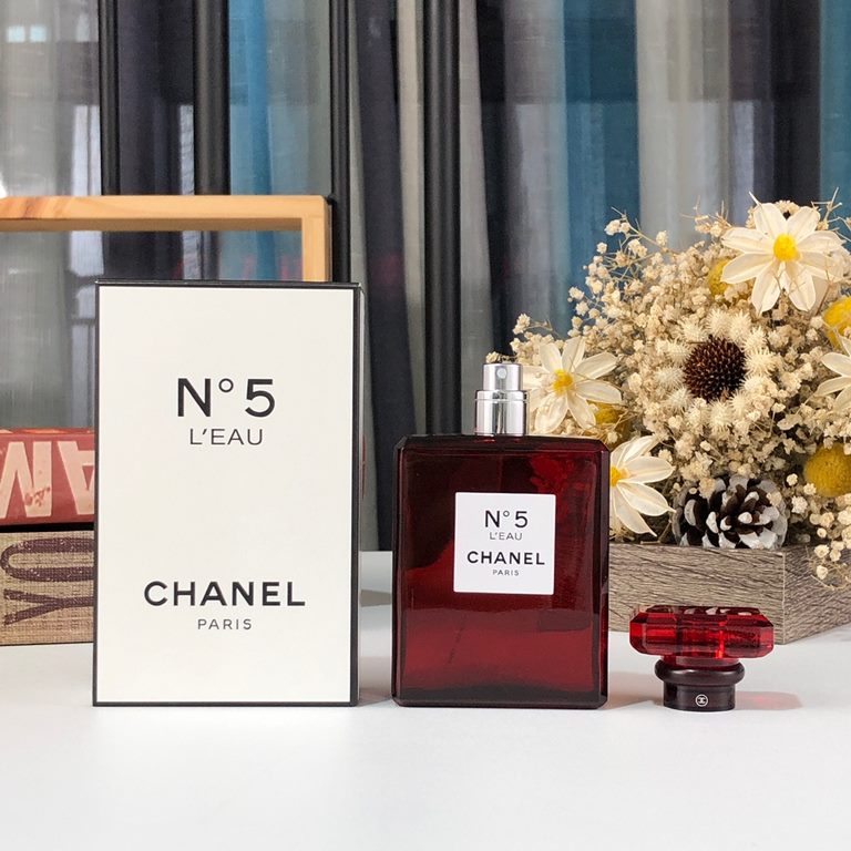 Original qualityChanel  Chanel 2018 limited edition Christmas model red bottle N ° 5 EDT Eau de Toilette 100mlChanel No. 5 perfume red limited editionAs the first bottle of perfume for many people, I believe we are very 